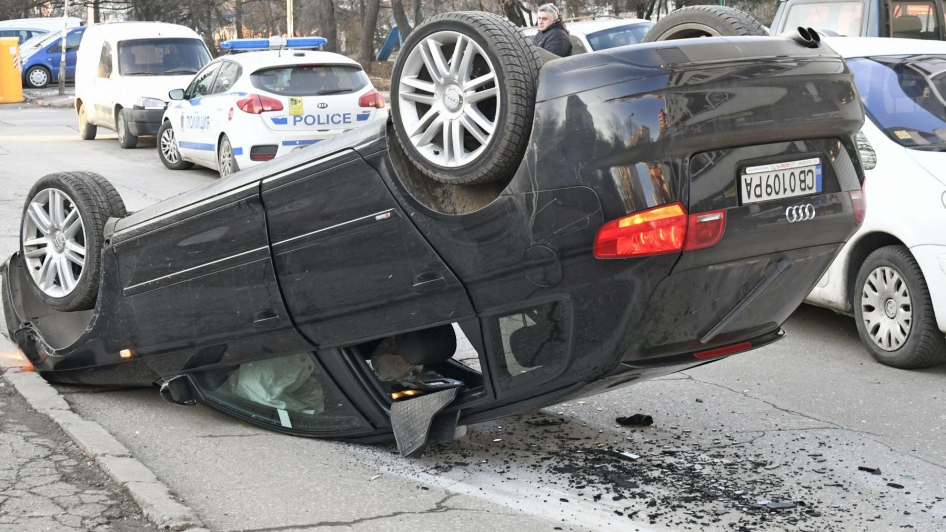 "Ауди" удари паркирани коли и се преобърна по таван в София (снимки)