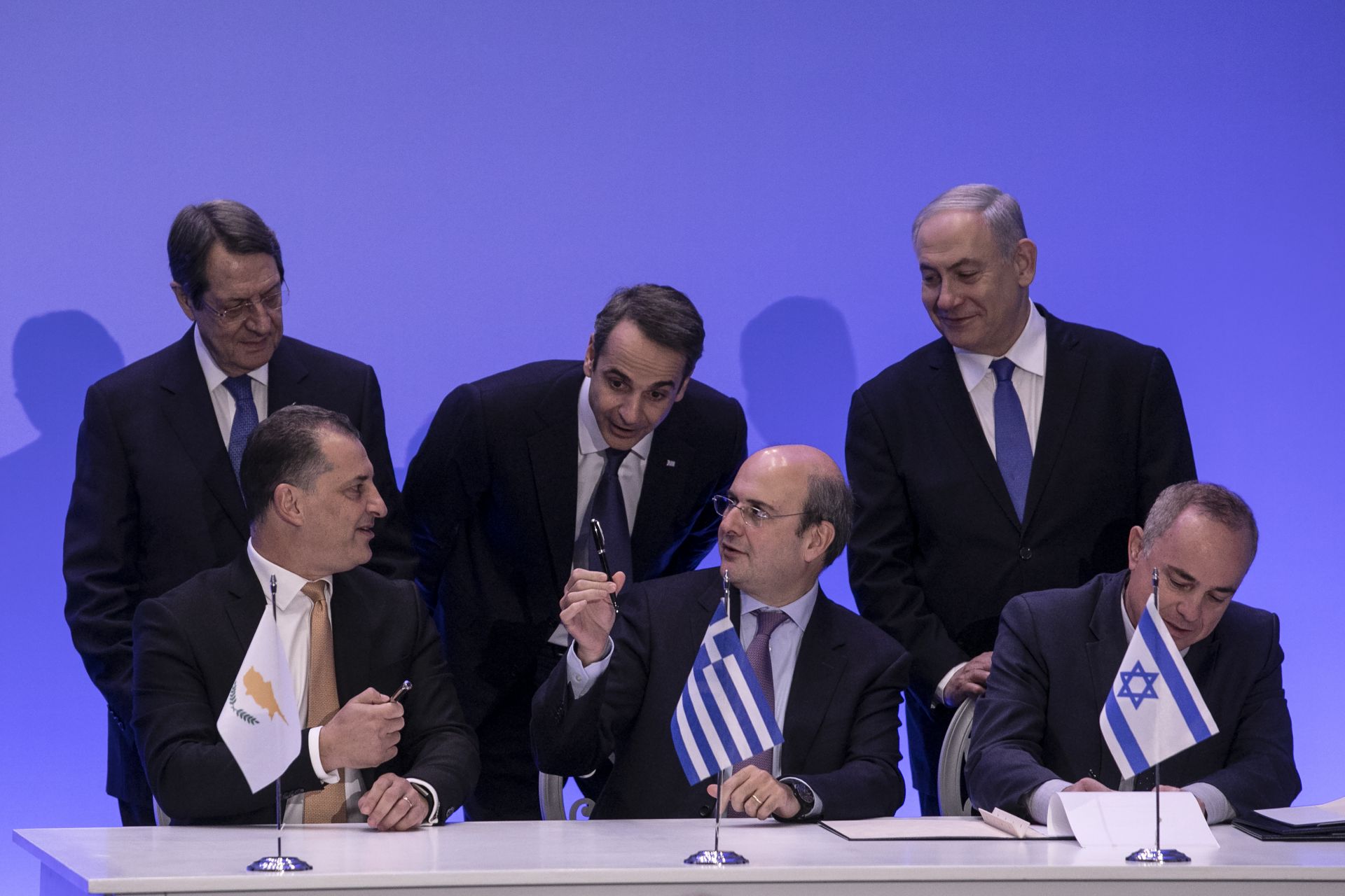 Документът бе подписан от гръцкия министър на околната среда и енергетиката Костис Хадзидакис, израелския министър на енергетиката Ювал Щайниц и министъра на търговията, промишлеността и туризма на Кипър Георгиос Лакотрипис в Атина.  На церемонията присъс
