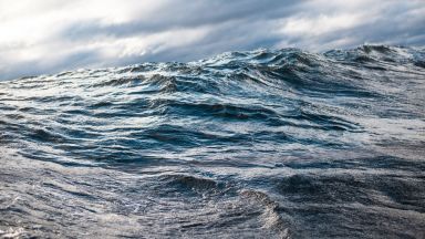  Двама български моряци паднаха от транспортен съд в Норвежко море, не можаха да ги спасят 