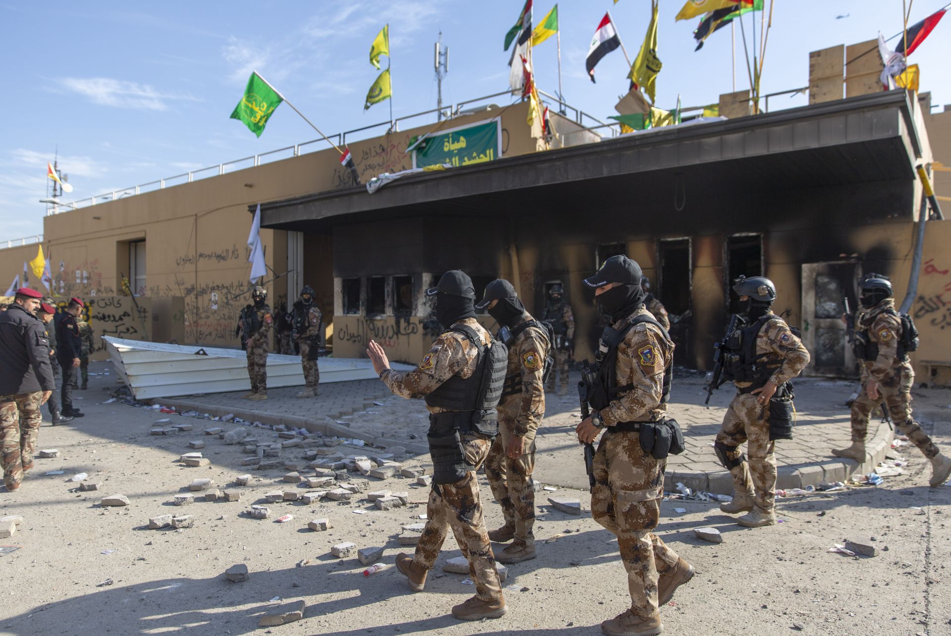 Иракски военни охраняват посолството на САЩ в Багдад