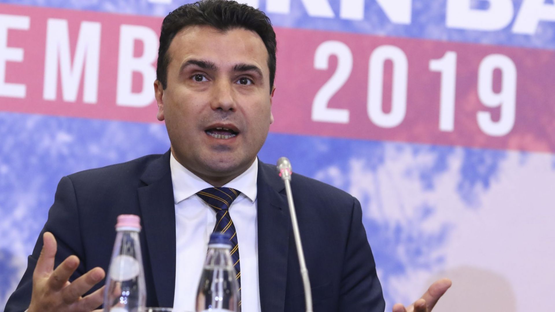Зоран Заев подписа оставката си и я внесе в парламента
