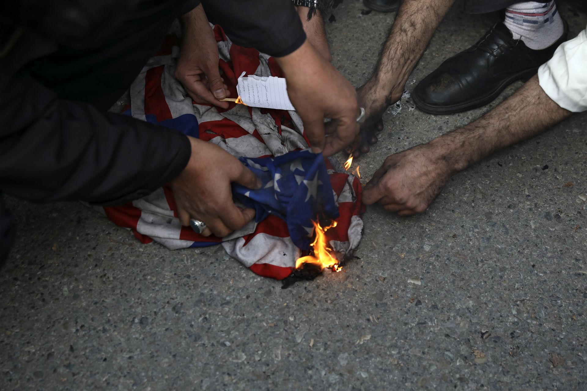 Иракчани горят американското знаме след убийството на иранския генерал