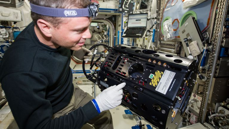 Изтичането на въздух от МКС - открито с пакетче чай