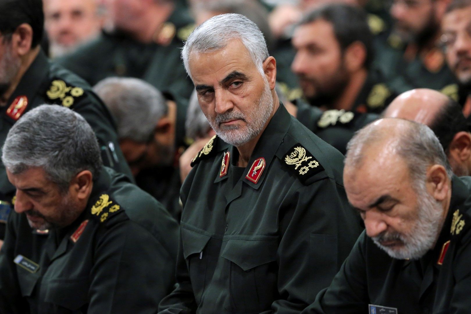 Иранският генерал Касем Сюлеймани е по средата 