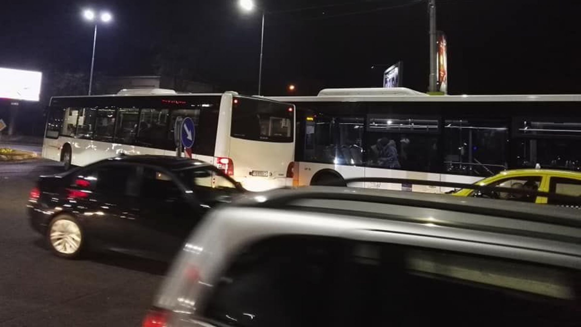 Два автобуса се удариха на Водната палата в Пловдив (снимки)