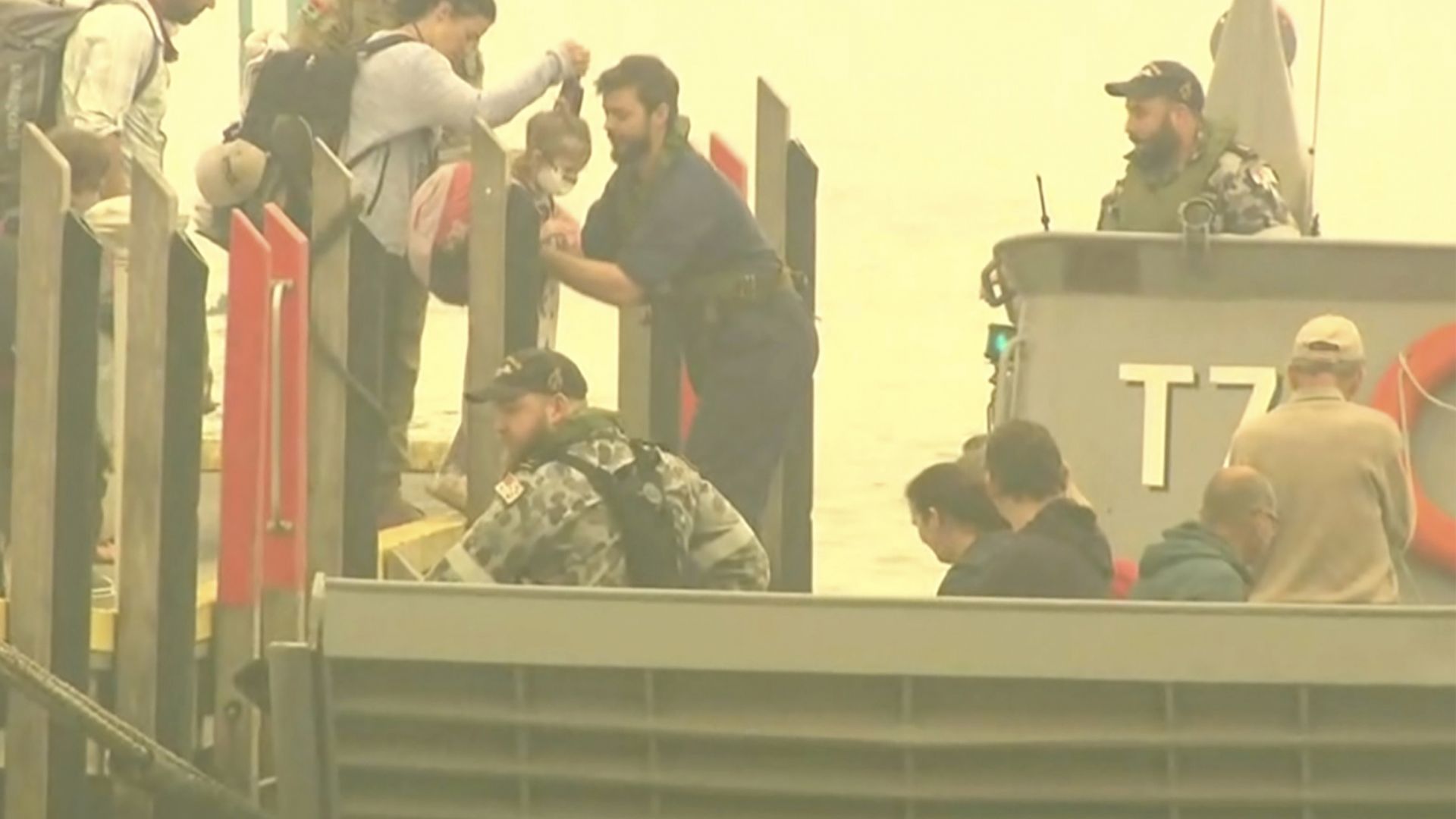 Над 1000 австралийци и чуждестранни туристи които бяха хванати в