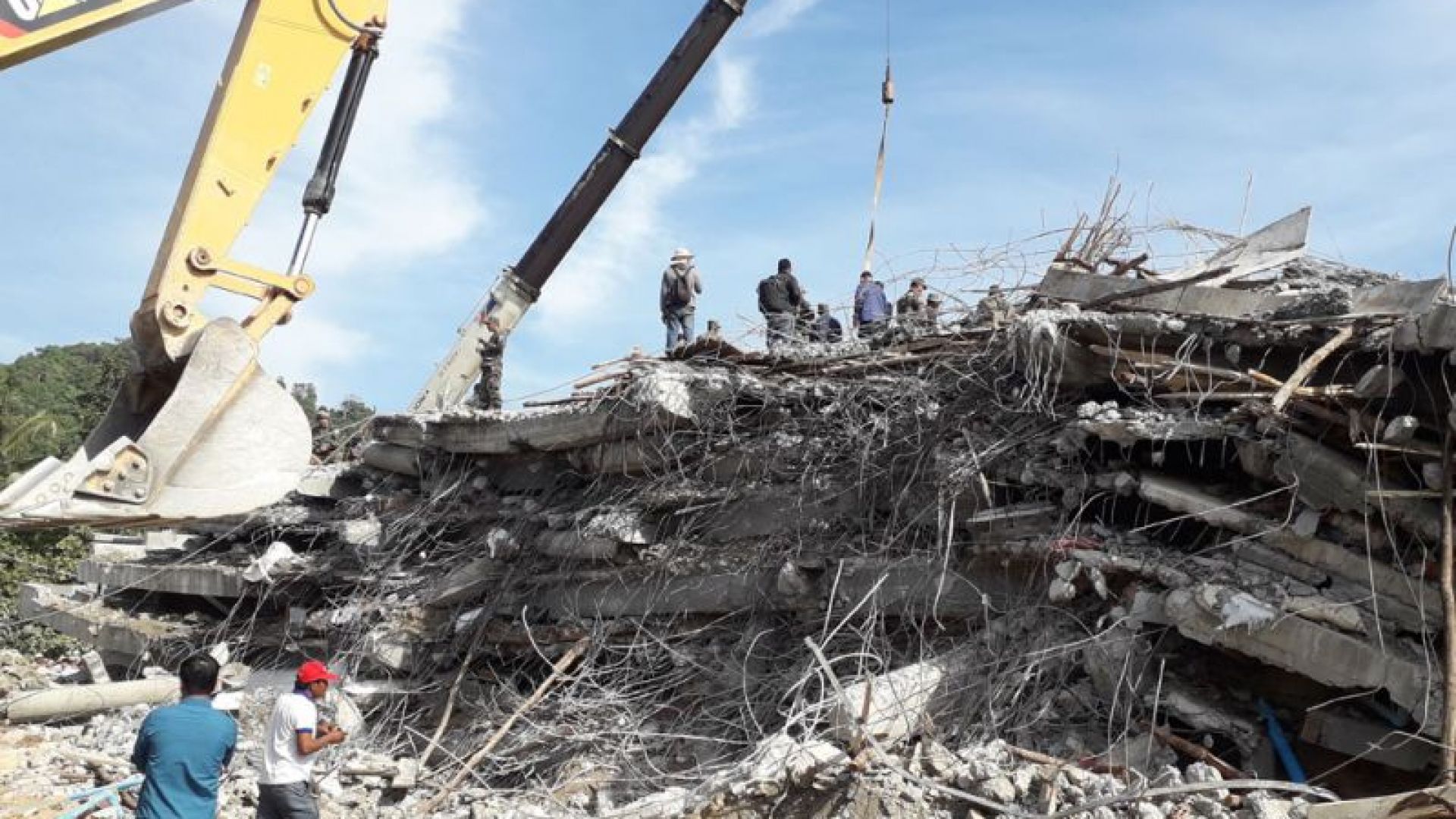 Седеметажна сграда рухна върху работници и отне живота на много от тях