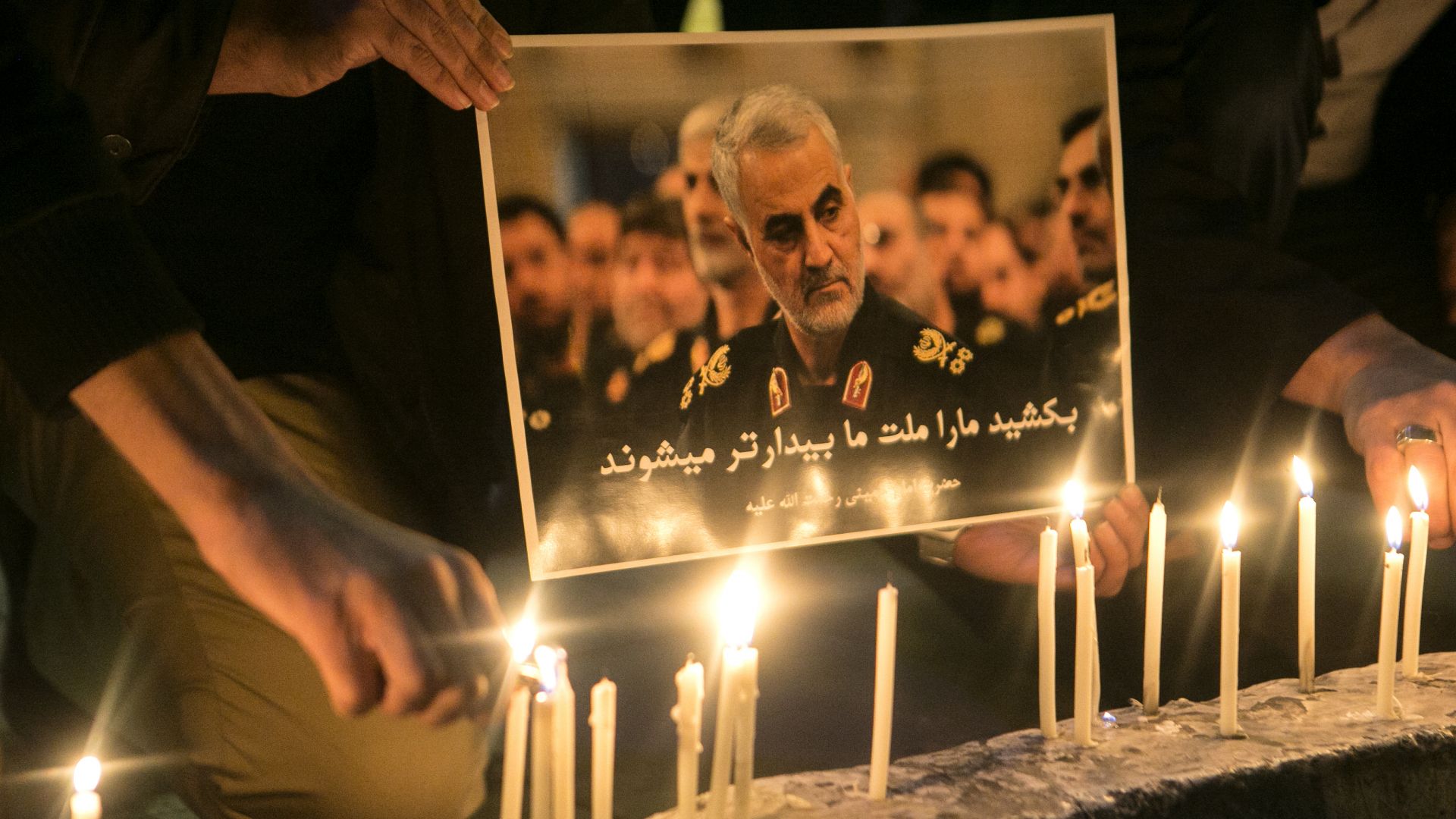 Хиляди опечалени посрещнаха ковчега на Солеймани в Иран