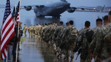  Съединени американски щати трансферират военни в Близкия изток, подготвени са да ударят 