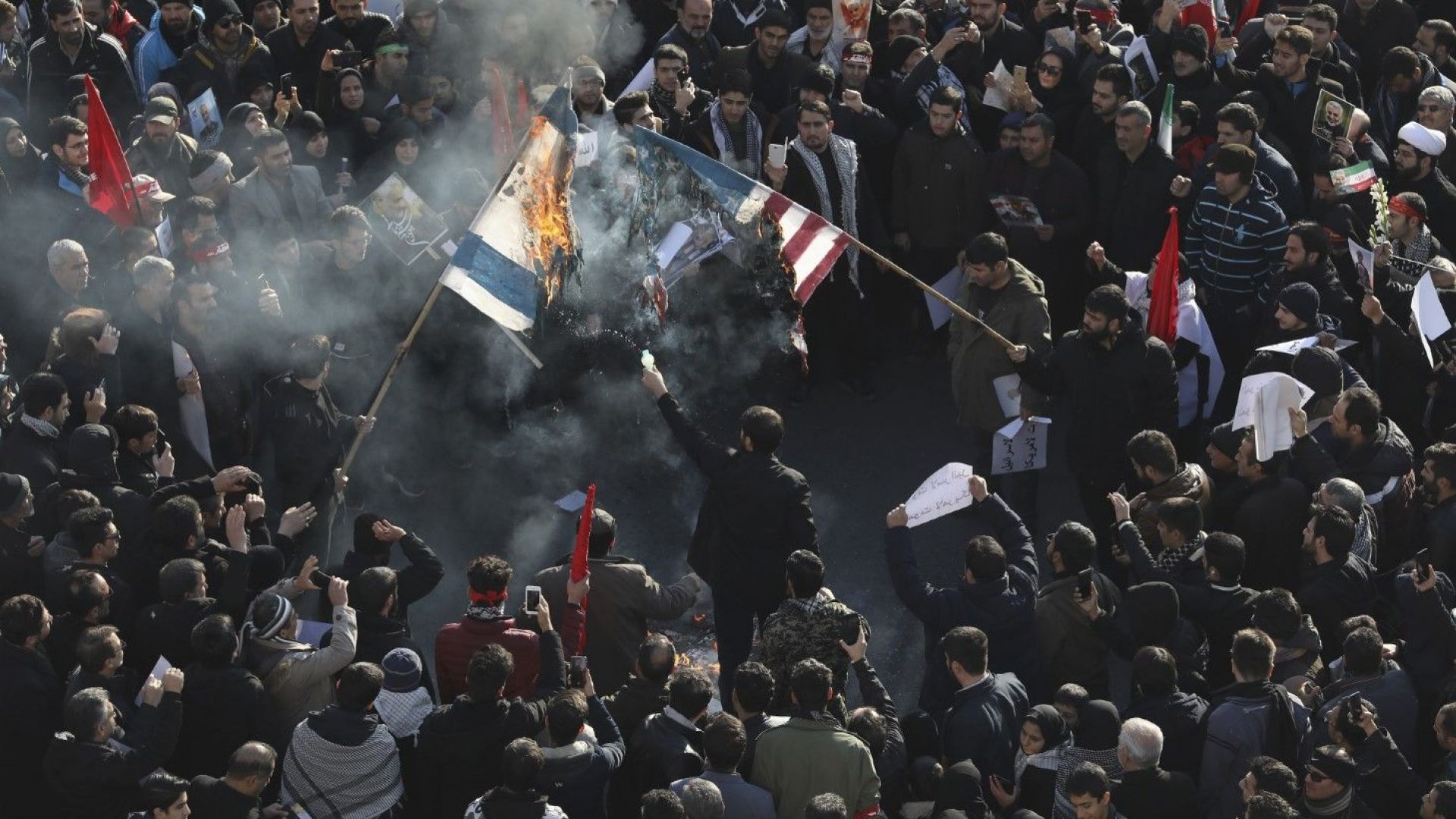 Бизнесът на иранска фабрика за знамена процъфтява заради производството на