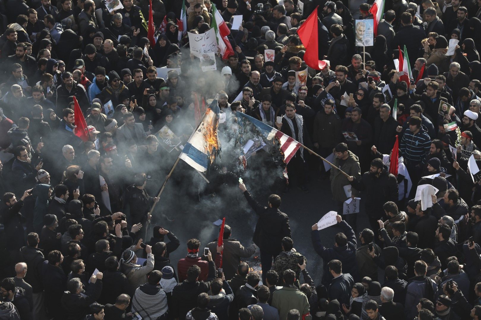 На площада "Ислямска революция" в Техеран горят израелски и американски знамена, 6 януари