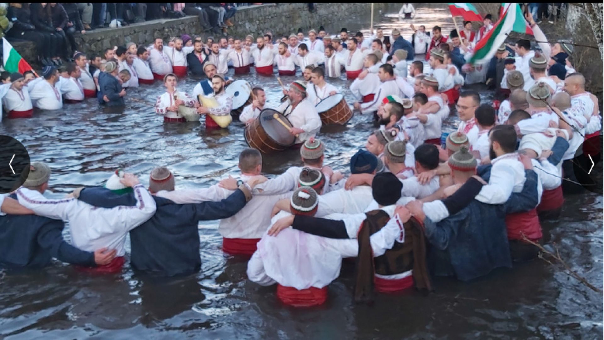 В Калофер на Богоявление се провежда изключително зрелищното мъжко хоро във