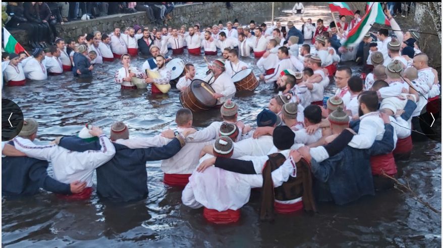 В Калофер на Богоявление се провежда изключително зрелищното мъжко хоро във водите на река Тунджа