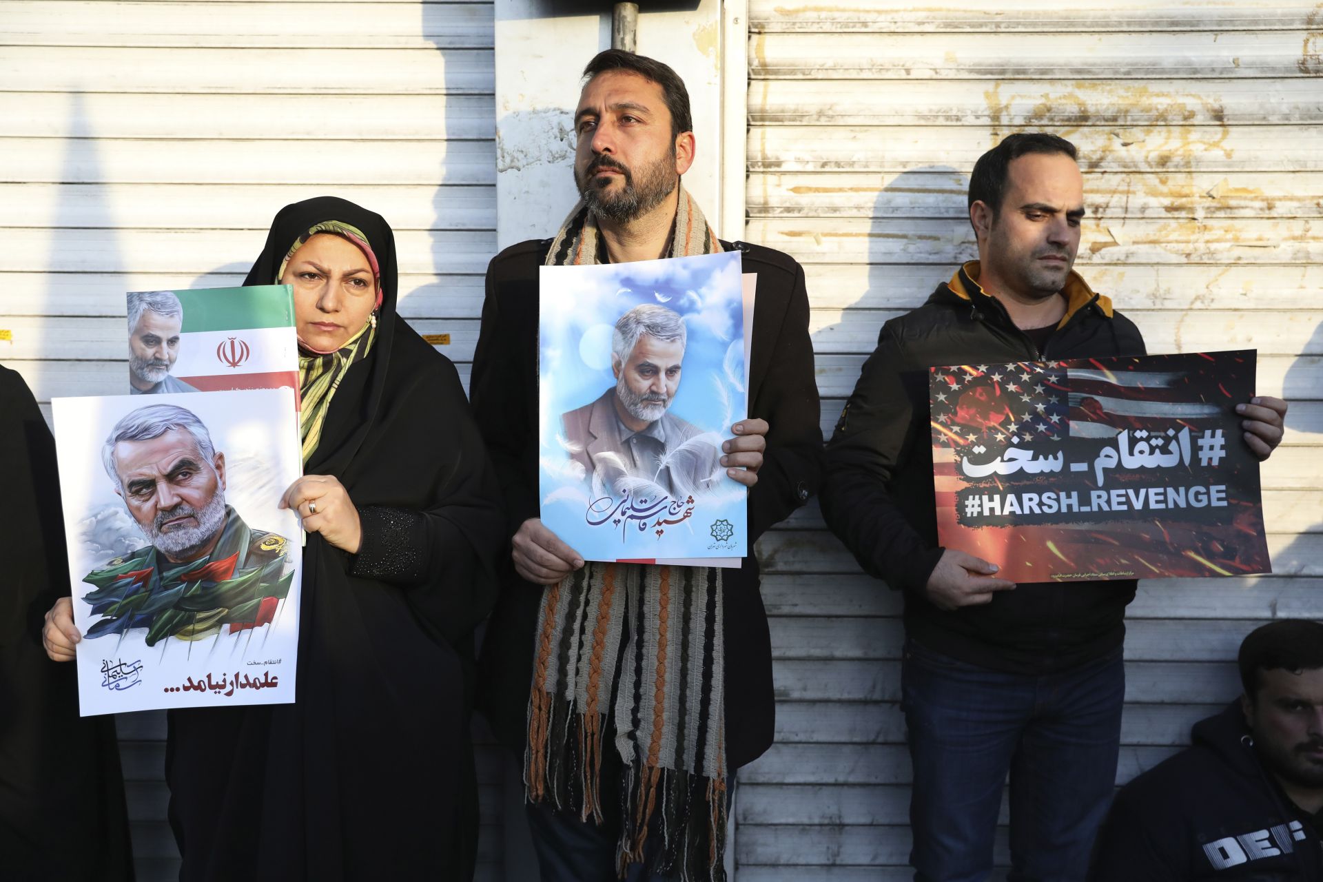 С плакати на английски език иранци призоваваха да бъде отмъстено за смъртта на генерала