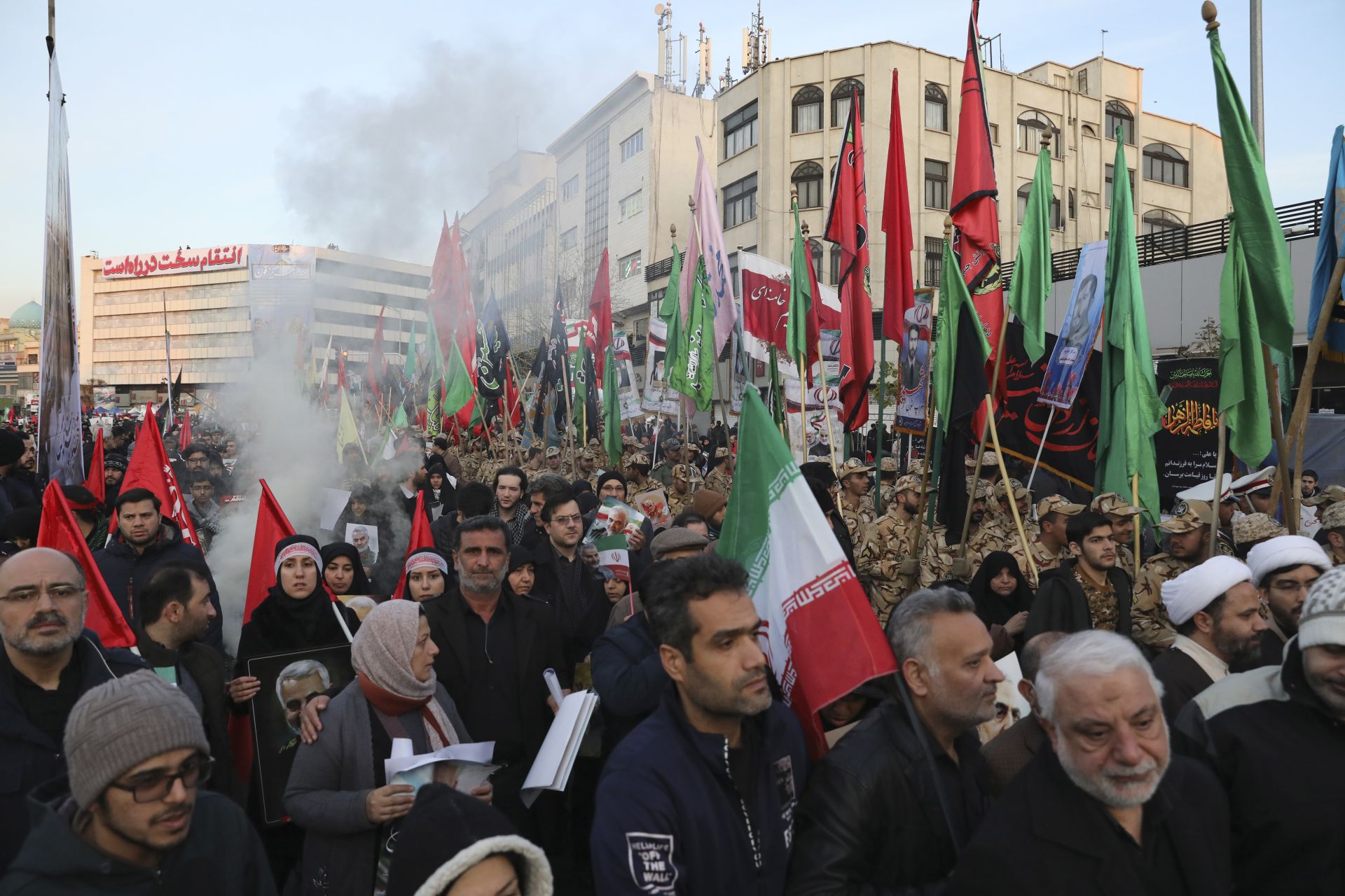В тълпата се виждаха червени знамена (символизиращи кръвта на "мъчениците"), а също така знамената на Иран, Иран и Ливан