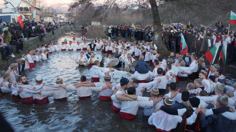 Няма как да прекратим традицията на мъжкото хоро в ледените
