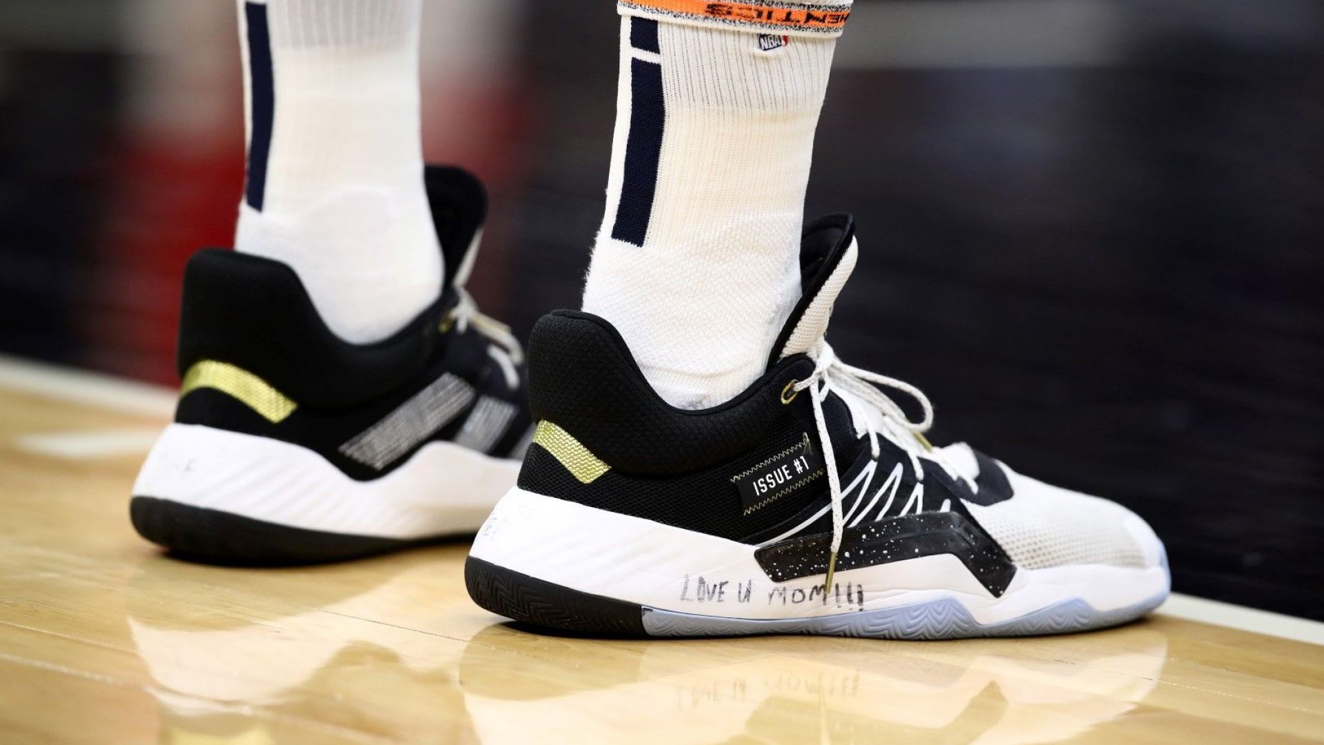 През юни стотици австралийци се редиха на опашка някои цяла