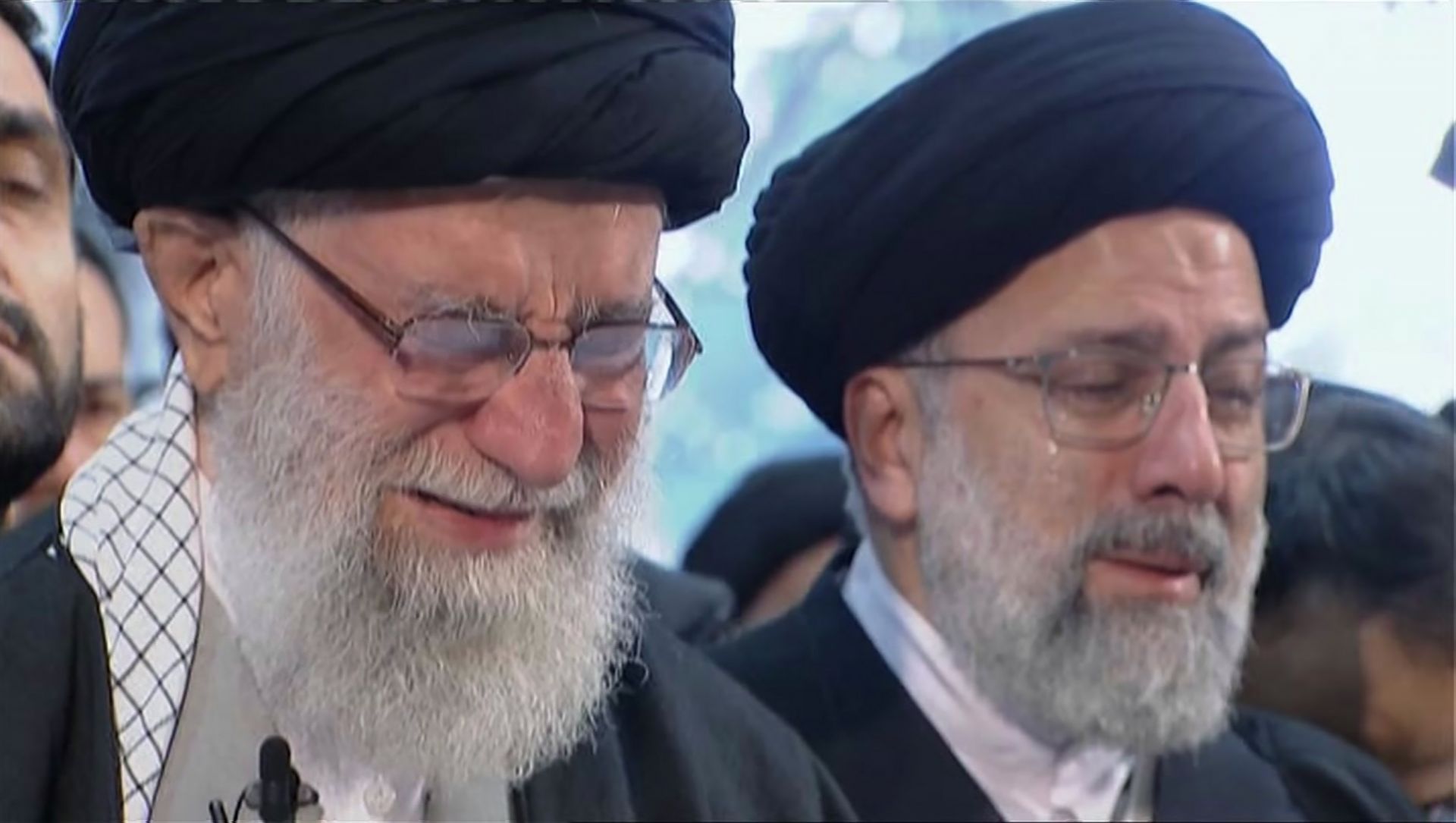 По време на молитвата Хаменей силно се разчувства, правеше паузи и се просълзи