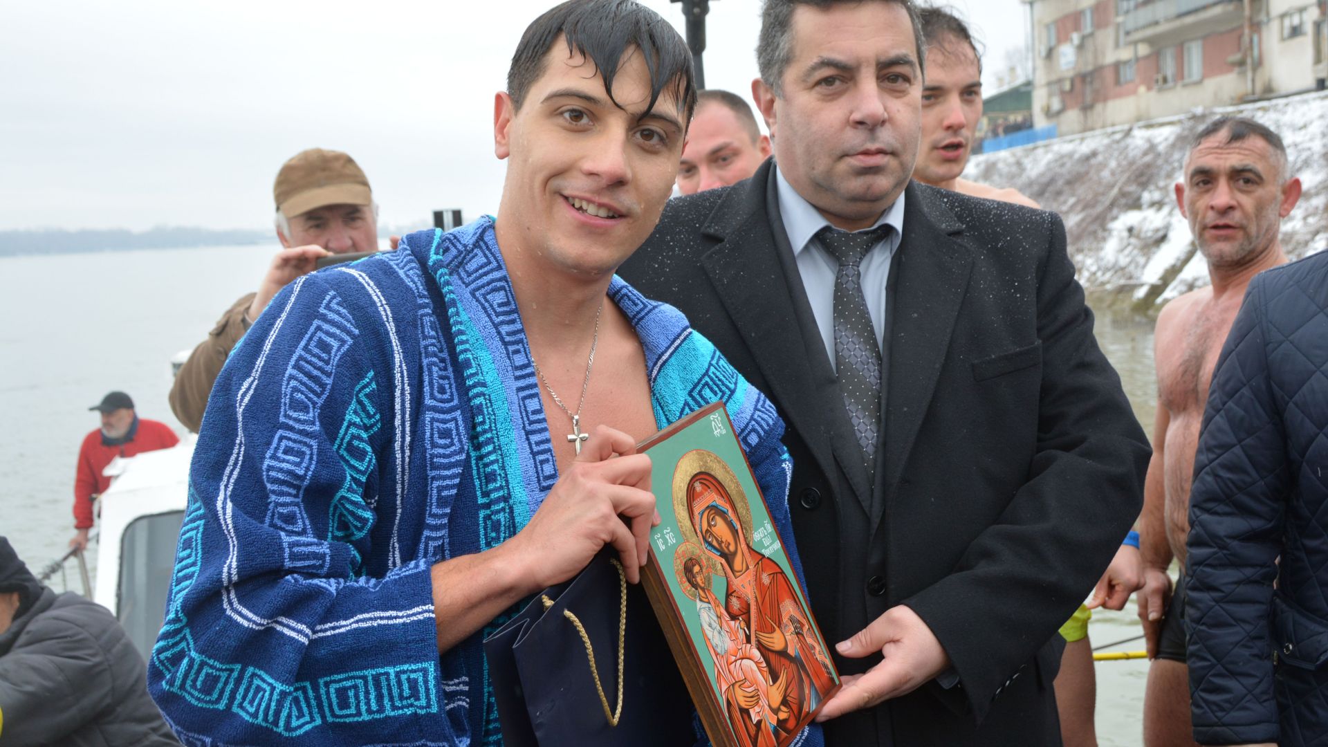 Двайсет и пет годишният Теодор Цветков извади кръста на Богоявление