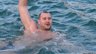 Олимпиец извади кръста от леденото море във Варна
