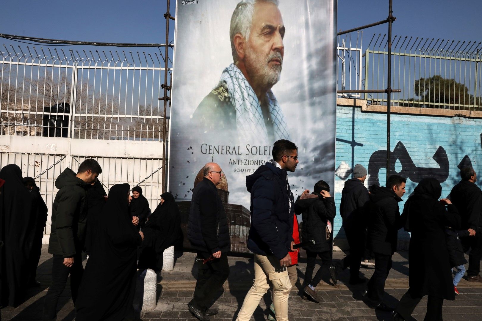 След завършване на траурната церемония: билборд с лика на генерал Касем Солеймани пред бившето посолство на САЩ в Техеран