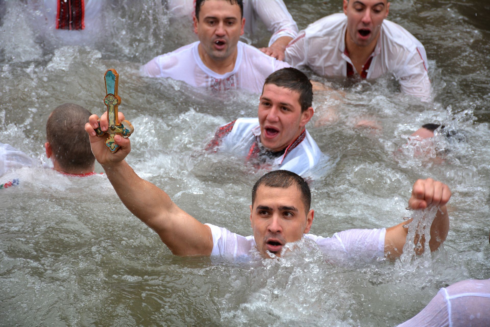 32-годишният Янаки Долапчиев извади Христовото разпятие на Богоявление от река Лева във Враца