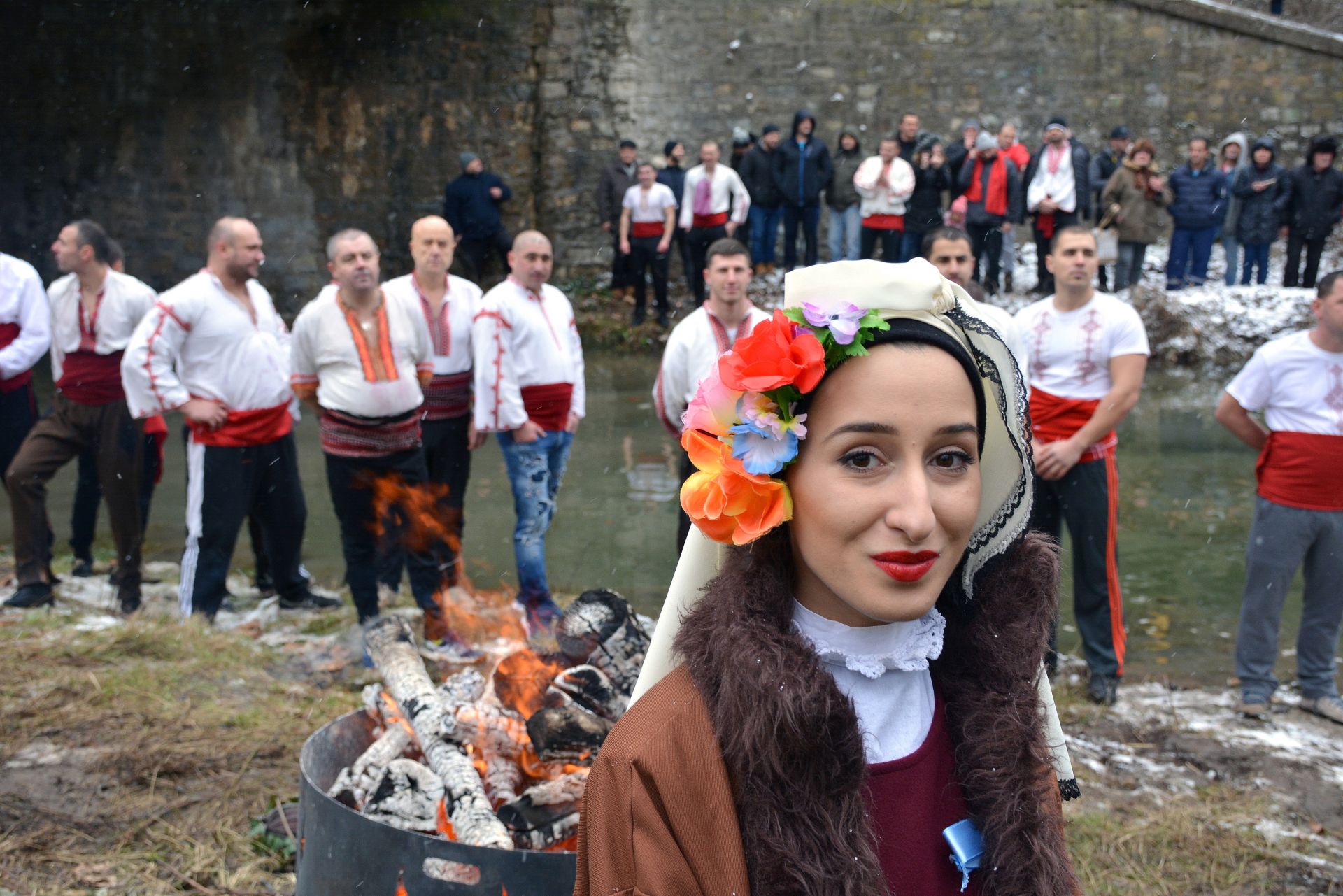 Стотици врачани и гости на града присъстваха на ритуала по спасяването на кръста, който се проведе на моста до разклона за село Згориград