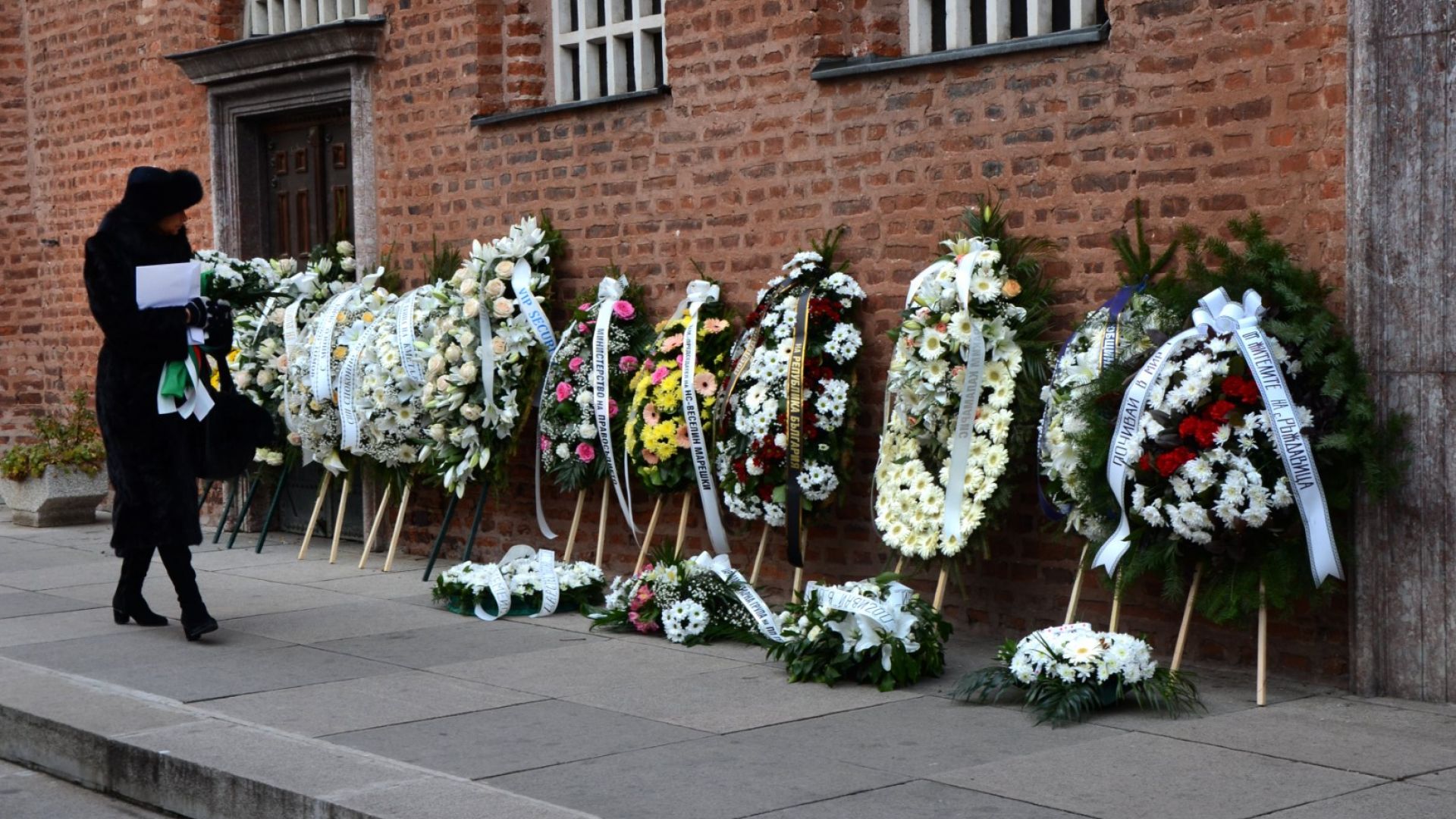 Десетки близки приятели и колеги се стекоха в столичния храм