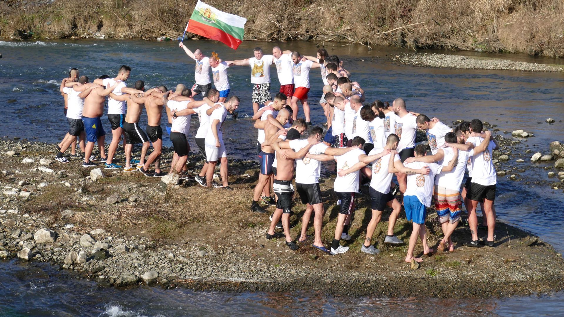 Над 50 пловдивчани скочиха в ледените води на река Марица