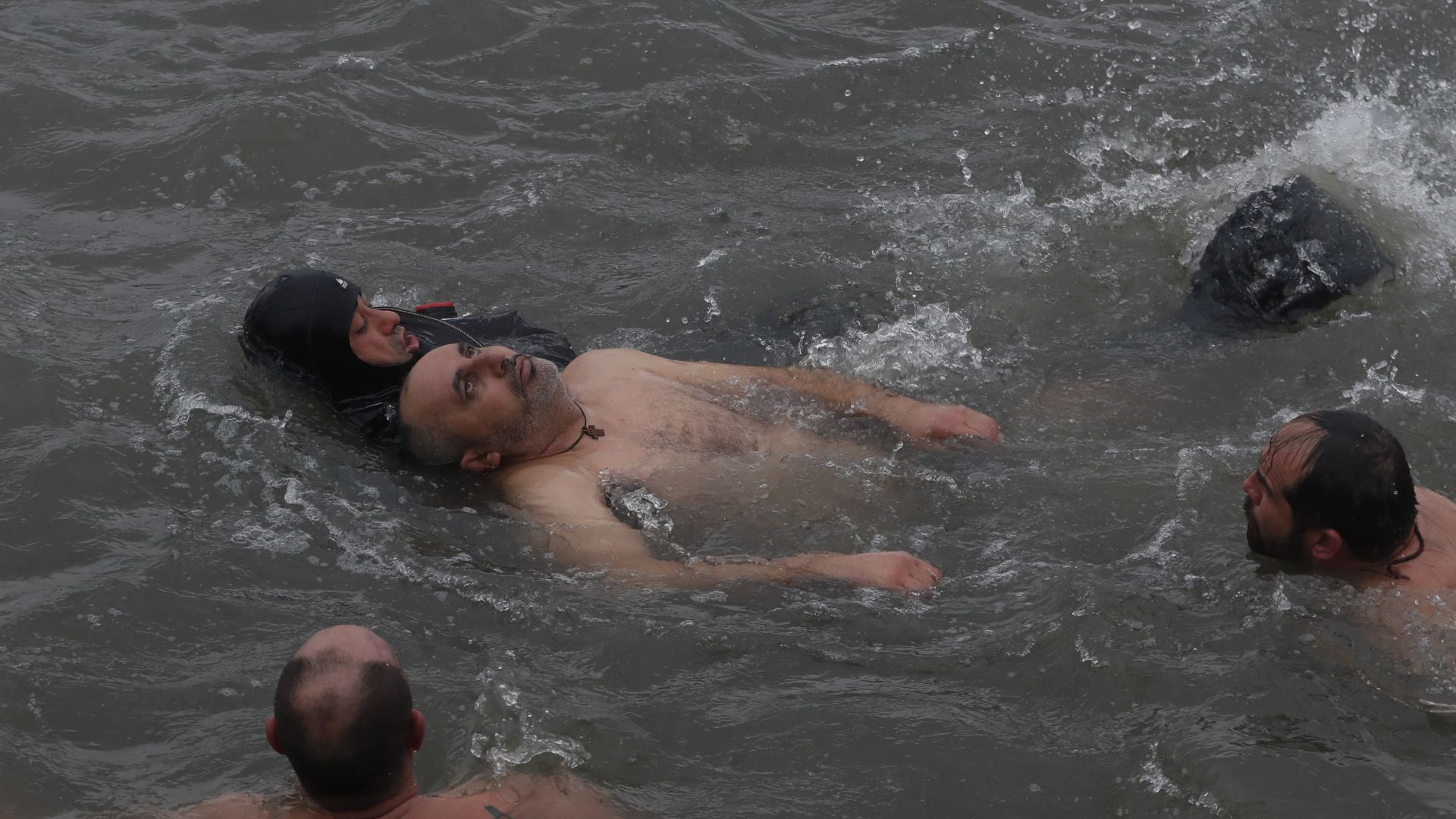 Мъж почти се удави при хвърлянето за кръста на Богоявление
