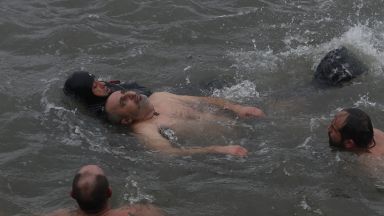 Мъж почти се удави при хвърлянето за кръста в Истанбул (снимки)