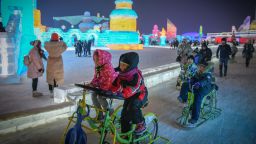 Ледени феерични замъци и групови сватби в Харбин (видео)