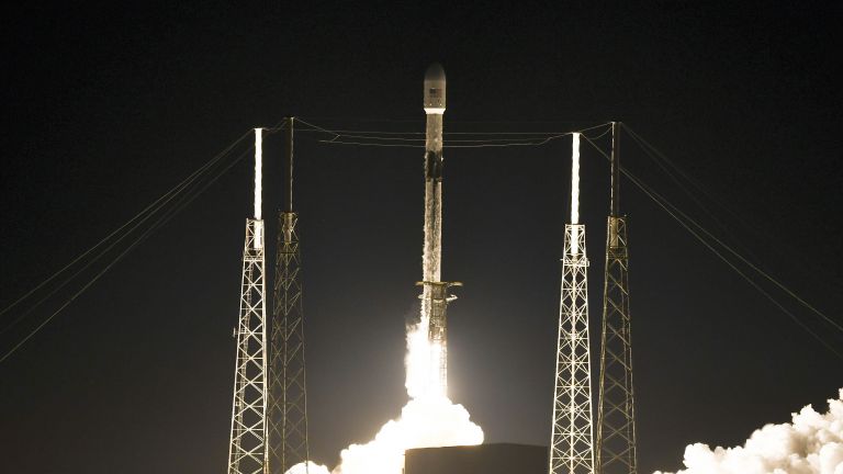 "SpaceX" изстреля "съзвездие" от още 60 интернет сателита (снимки и видео)