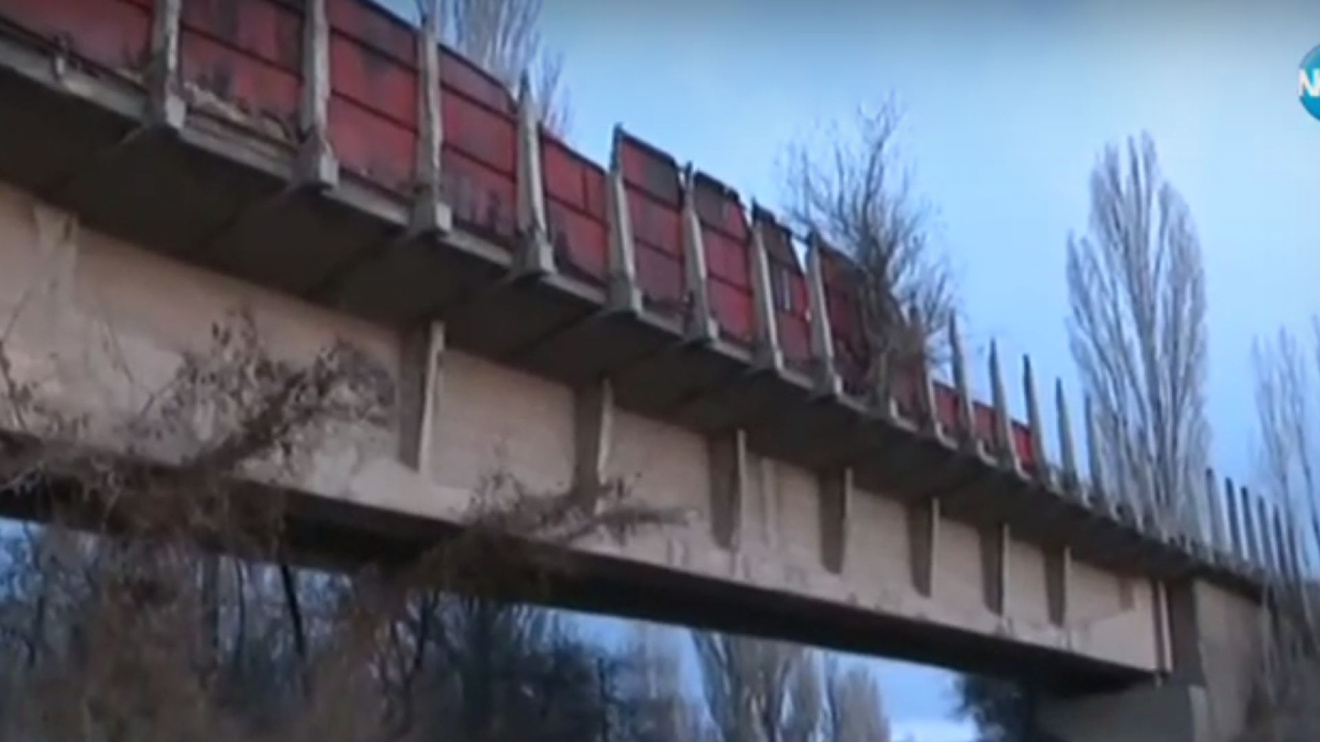 Oпасен мост над натоварен път в софийския район Кремиковци застрашава