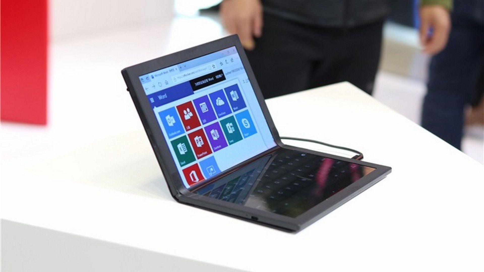 Lenovo започва продажбите на първия лаптоп със сгъваем екран
