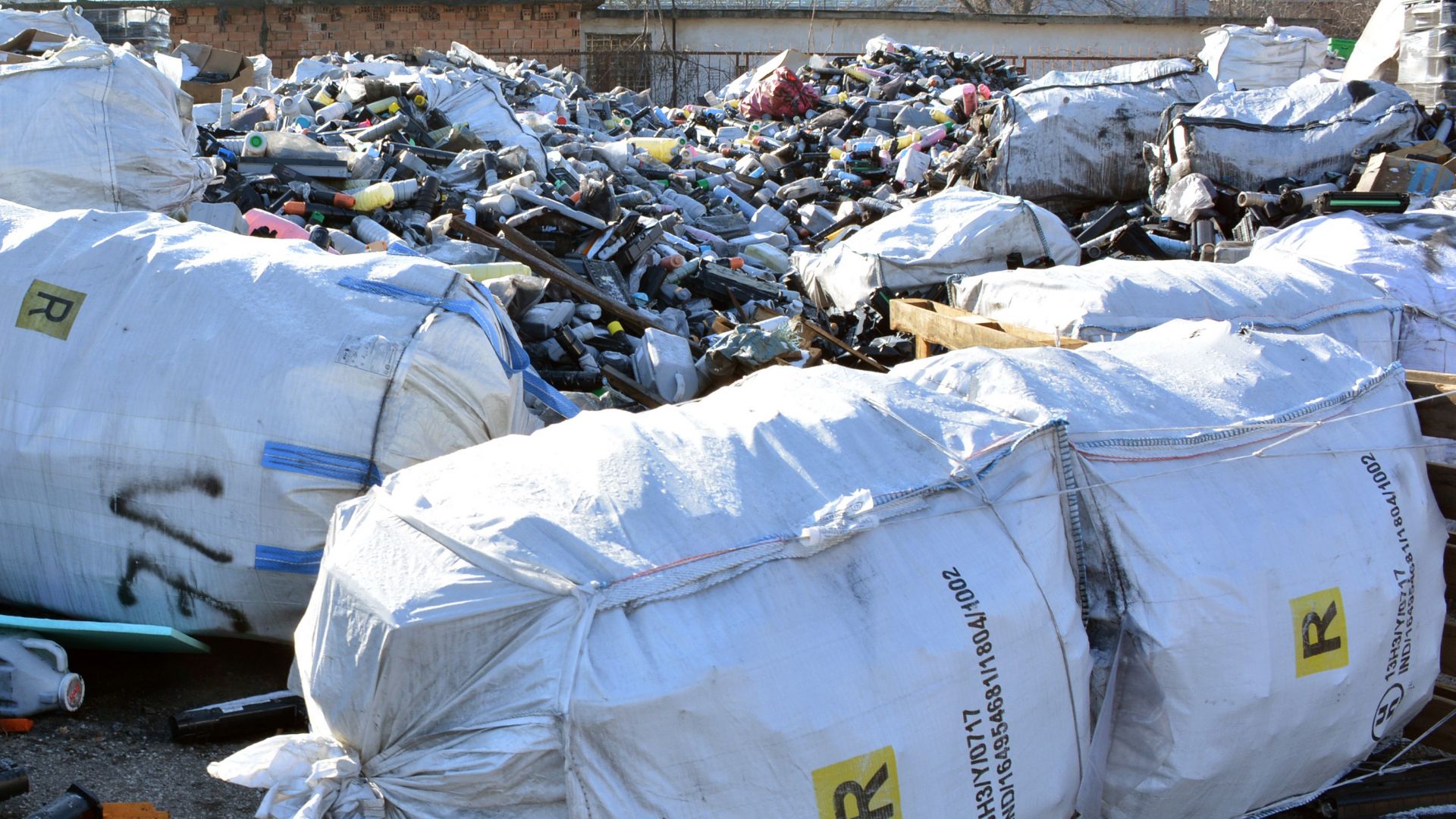 Прокуратурата: Зам.-министър е разрешил превоз на 25 000 тона отпадъци от Италия в България 
