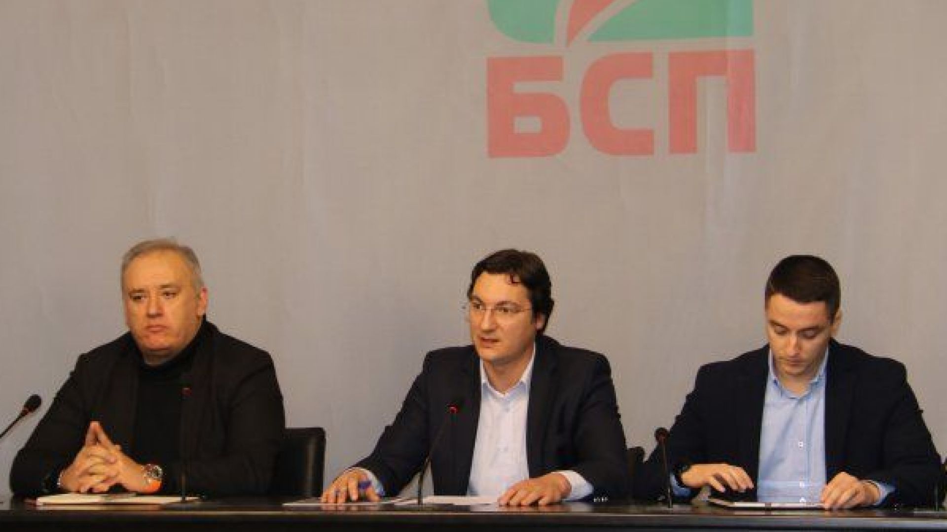 Инициираният вот на недоверие от БСП дава резултати Както е