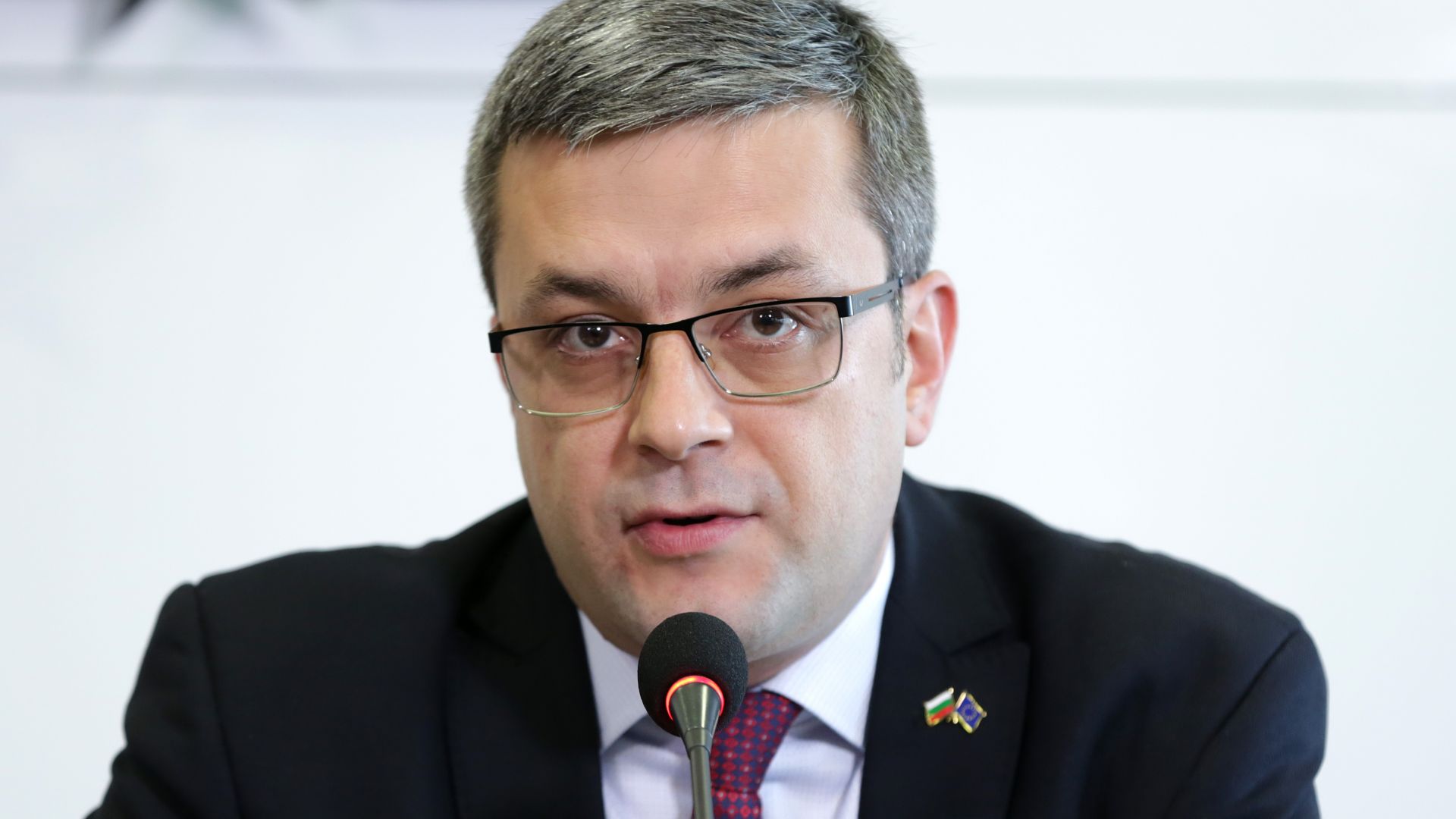 Вотът на недоверие към правителството е абсолютно безотговорно поведение на