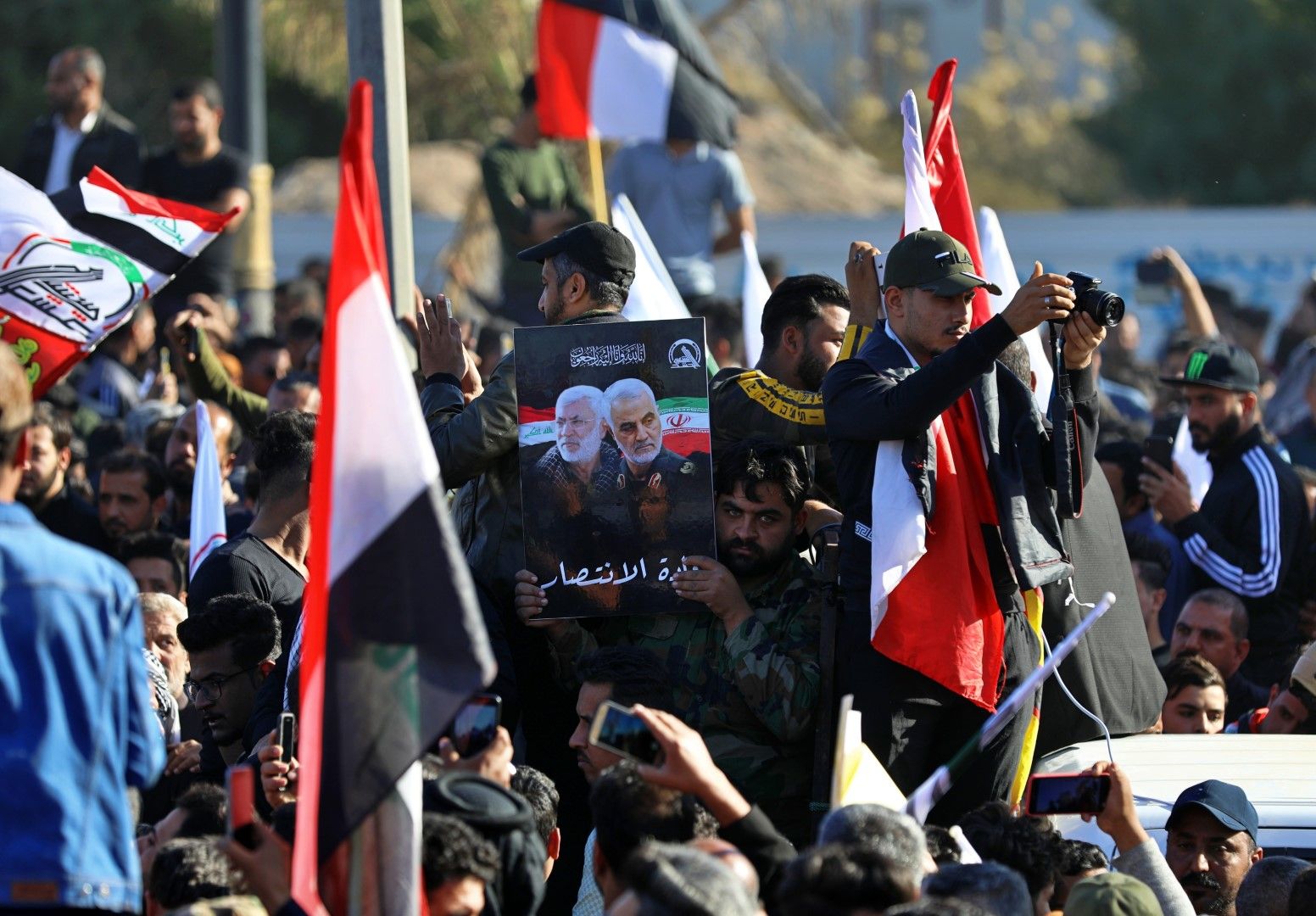 Хиляди хора се събраха в Басра, Ирак, на 7 януари, за да се сбогуват с Абу Махди ал Мухандис, старши командир на иракските милиции, подкрепяни от Иран, който беше убит при американския въздушен удар, погубил и иранския генерал Касем Солеймани