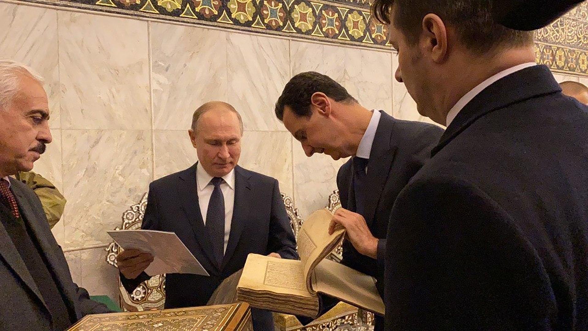 Владимир Путин и Башар Асад разглеждат светини в Голямата джамия - снимките са разпространени от сирийското президентствоата 