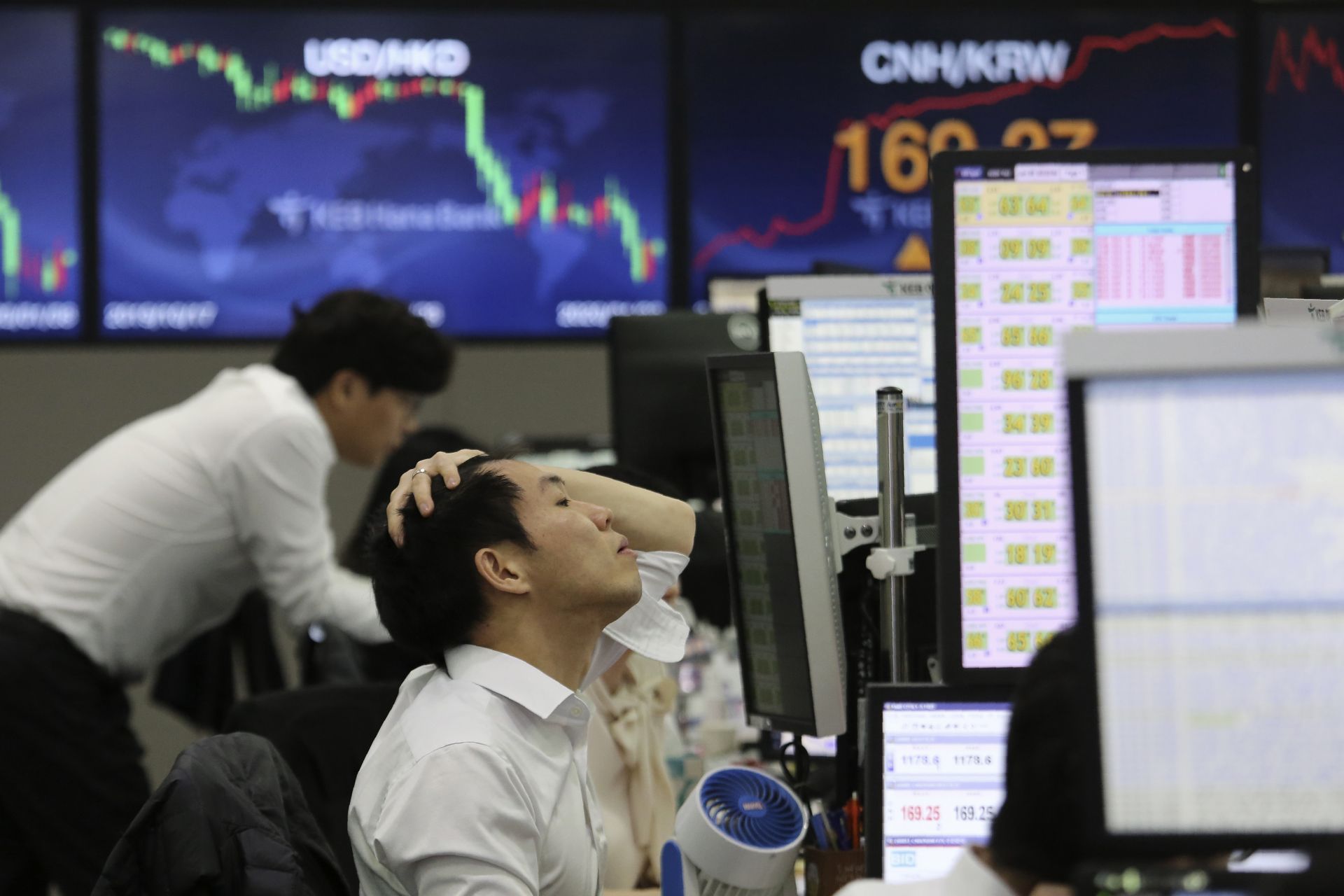 Акциите на Токийската фондова поевтиняха днес и водещият индекс Никкей-225 за кратко спадна с над 600 пункта