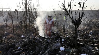 Украйна поиска от Техеран черните кутии на сваления самолет