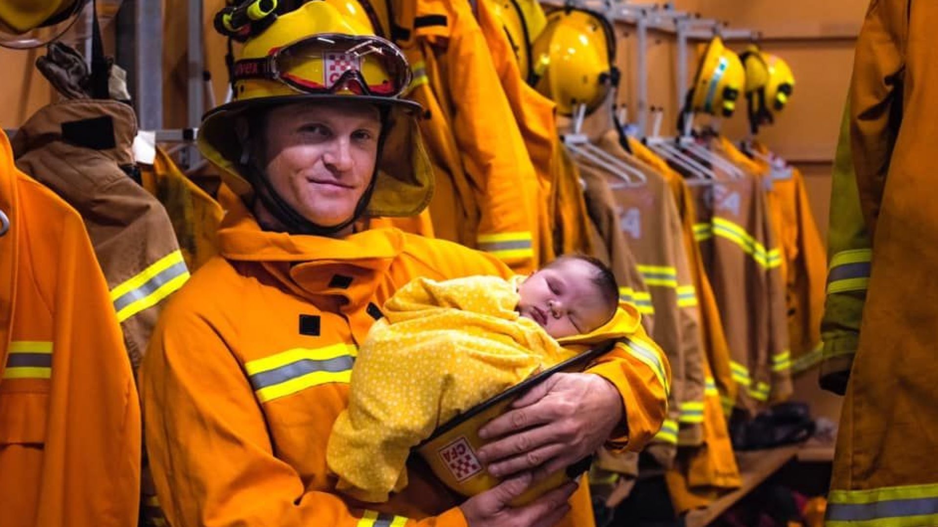 Снимка на пожарникар с бебе в Австралия разтапя сърцата на хиляди по света