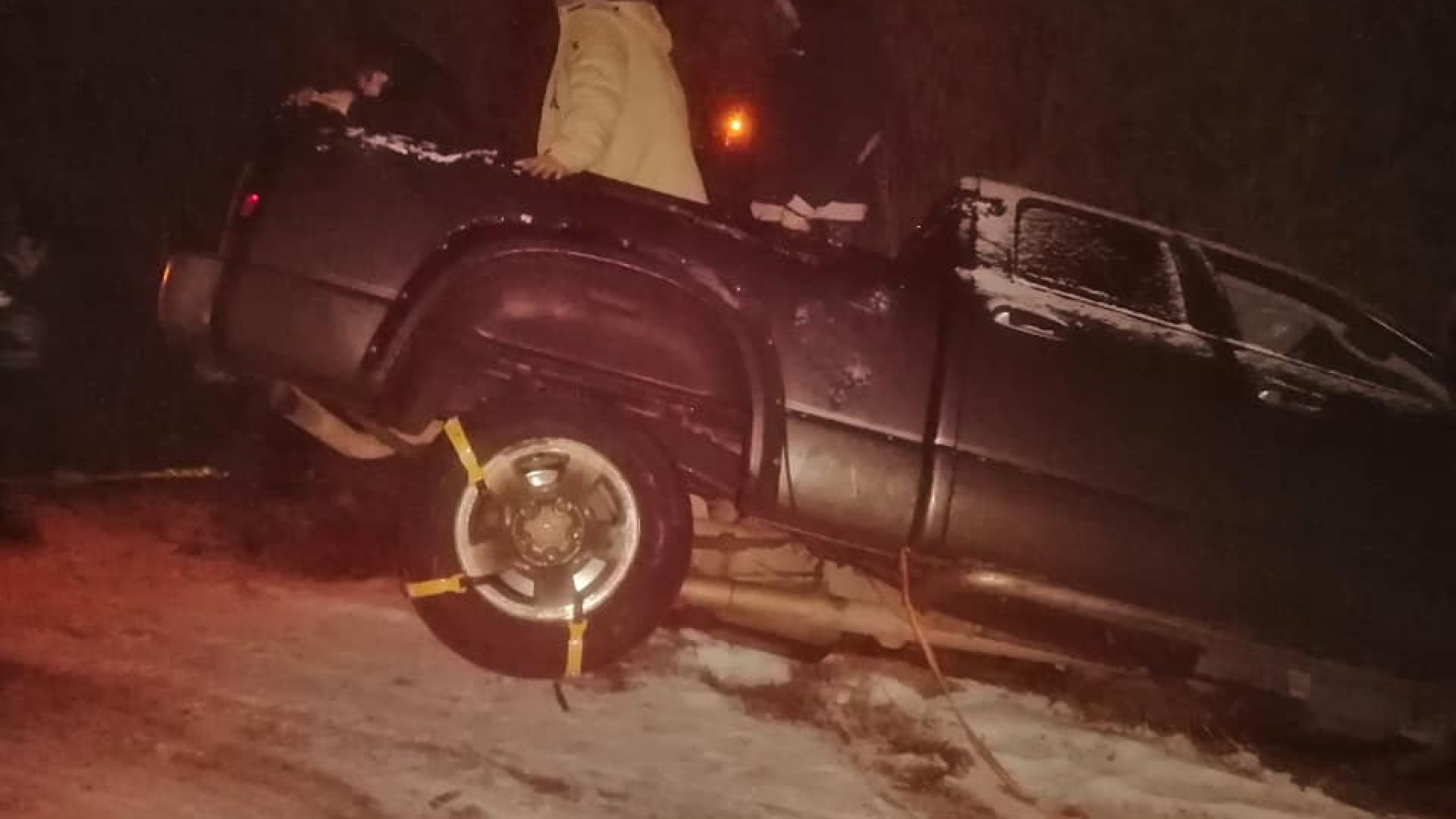 Рокпевицата Милена Славова пропаднала с колата си в дълбок канал