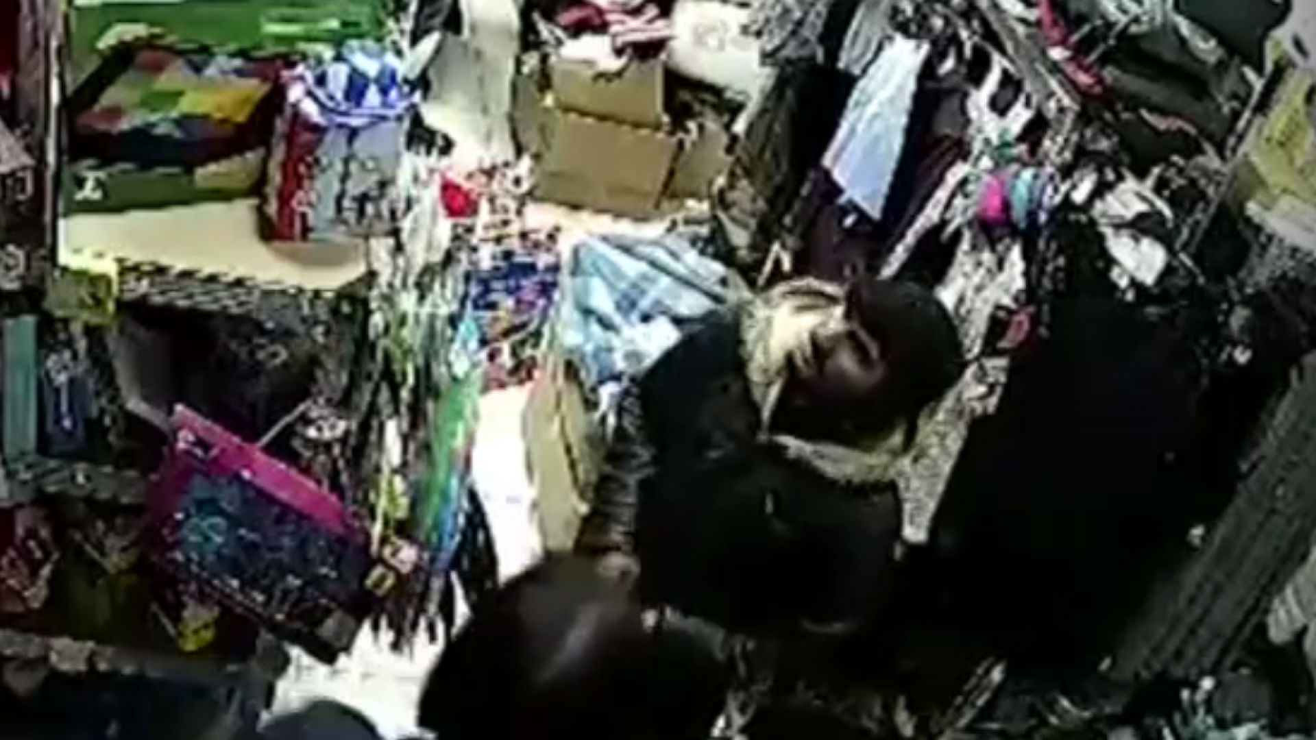 Бивш затворник нападна продавачка и задигна оборота в магазин (видео)