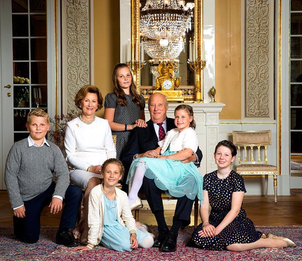 крал Харалд V със семейството си