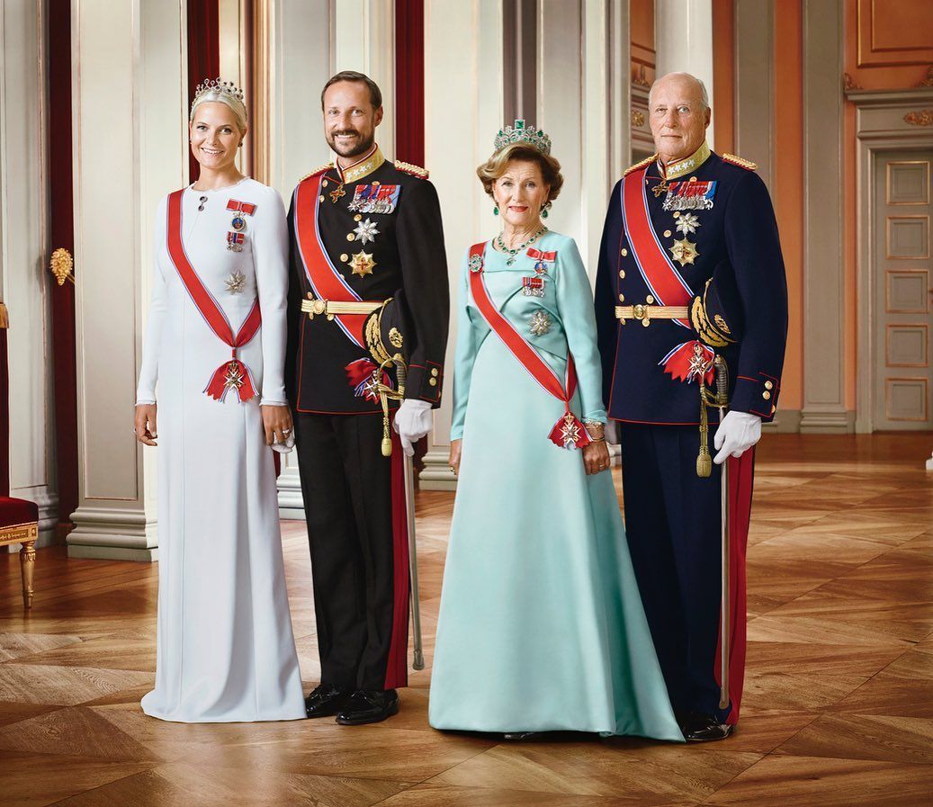 крал Харалд V и принц Хакон със съпругите си