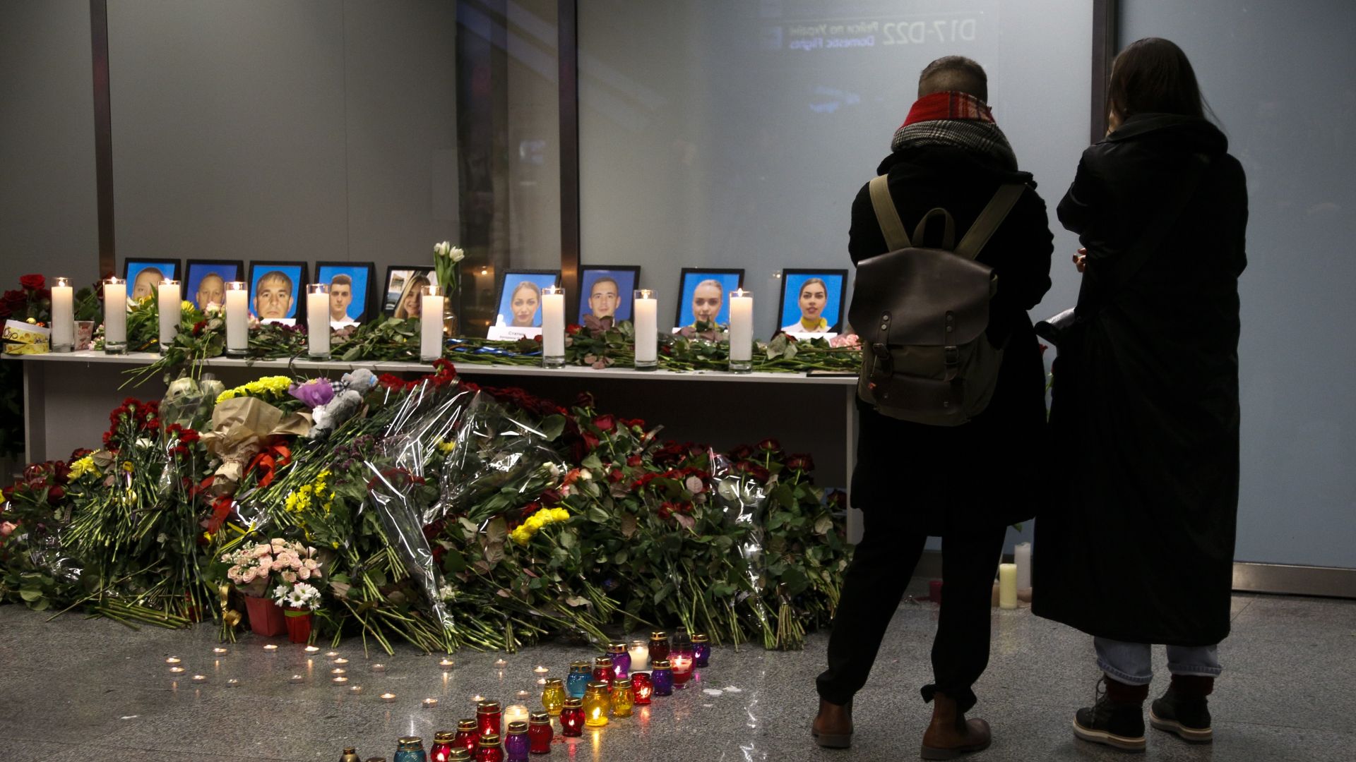 И Зеленски не изключи ракетен сценарий за трагедията с украинския самолет
