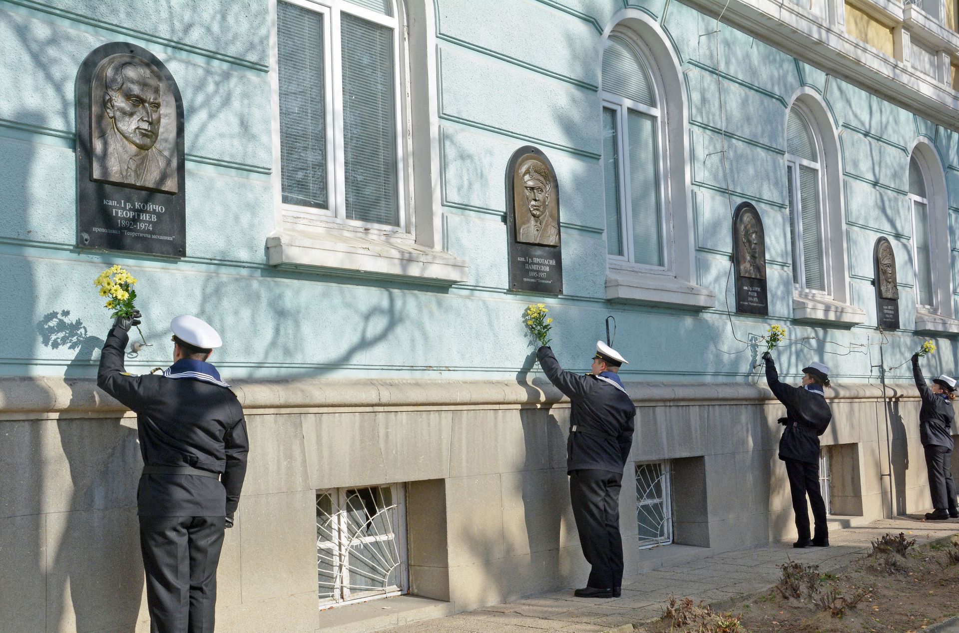 Пред сградата на ВВМУ "Н.Й. Вапцаров" се състоя тържествено честване на 139 годишнината от основаване на военноморското училище