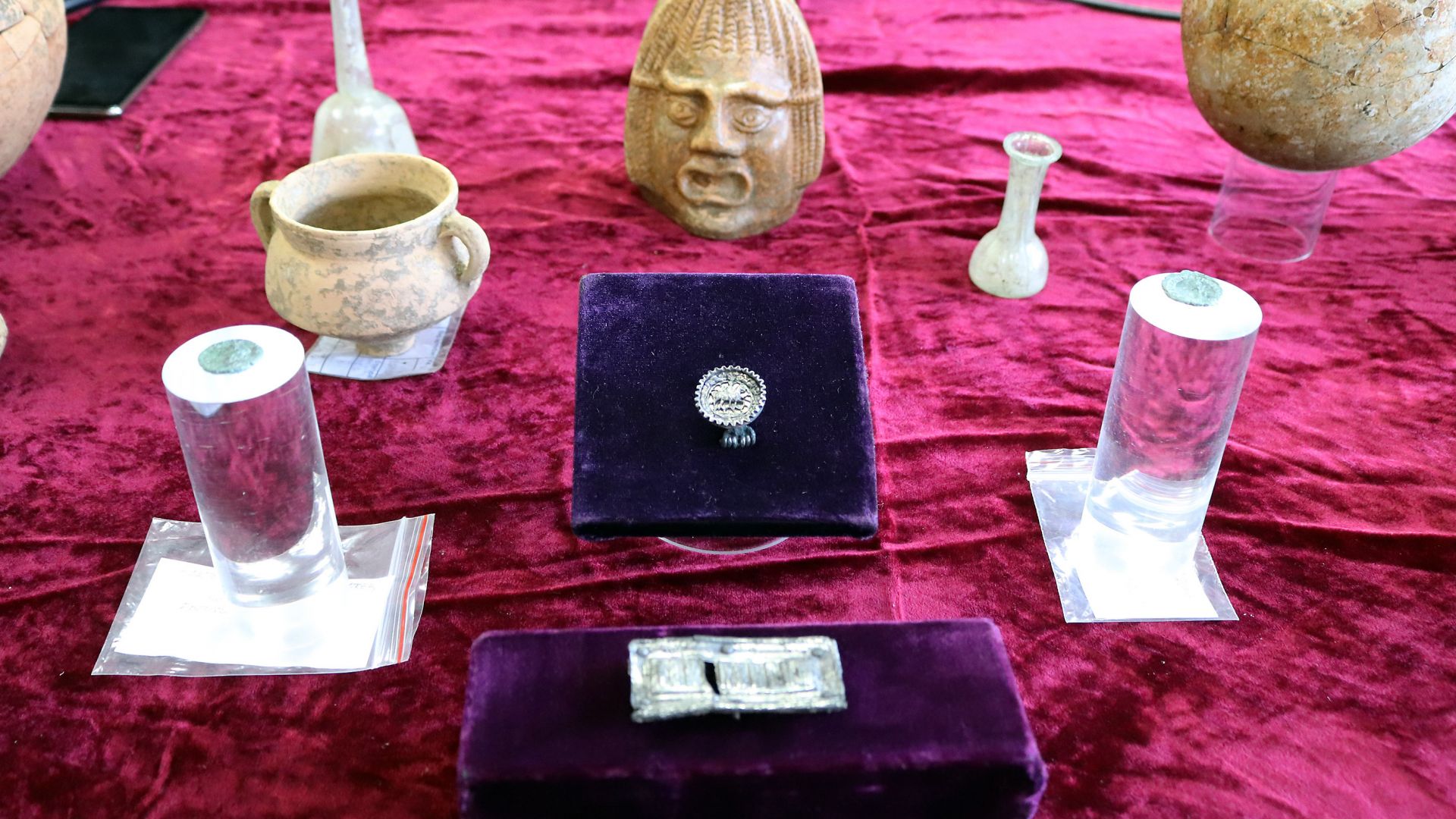 Непокътната от иманяри надгробна могила от римско време проучиха археолози